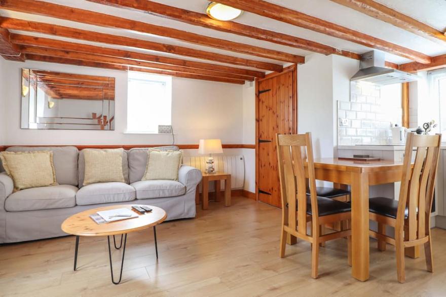 OAK COTTAGE, romantic, character holiday cottage in Conwy
