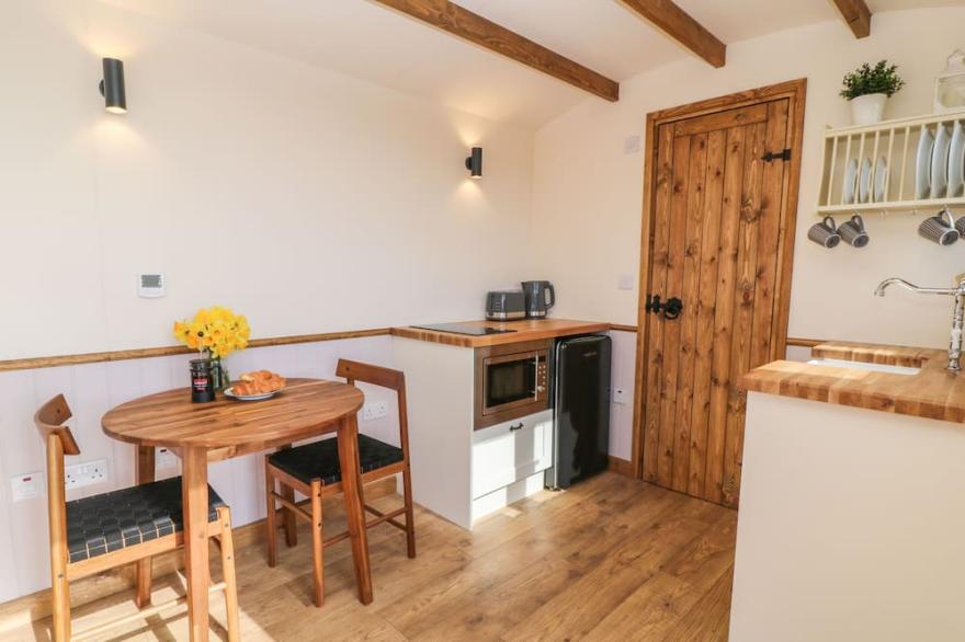 BUZZARDS, romantic, character holiday cottage in Morchard Bishop