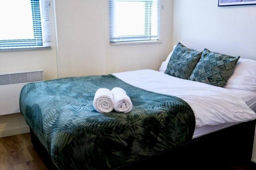 Beautiful Canal View Apartment Free Parking