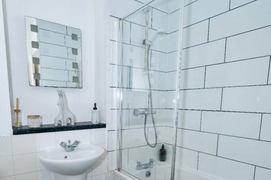 Beautiful Canal View Apartment Free Parking