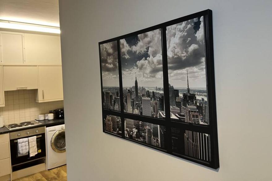 Beautiful Canal View Apartment Free Parking