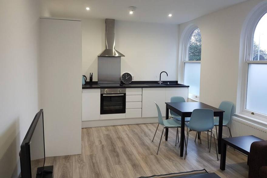 Spacious 2 Bedroom close to station and shopping