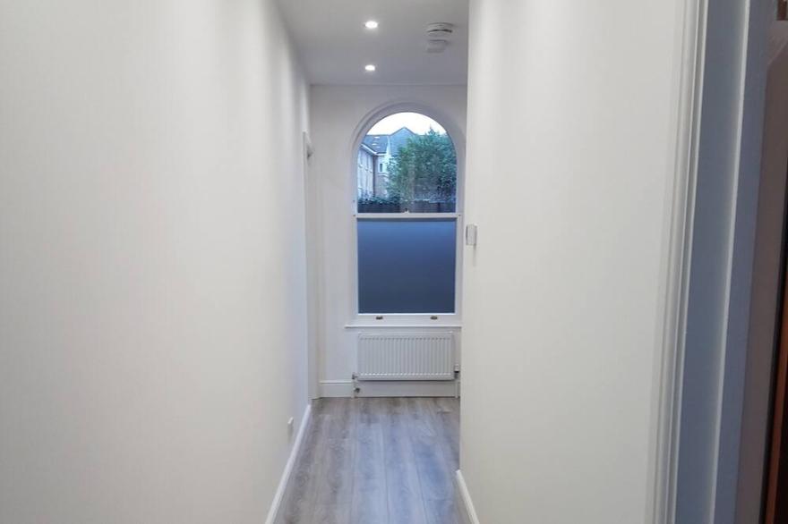 Spacious 2 Bedroom close to station and shopping