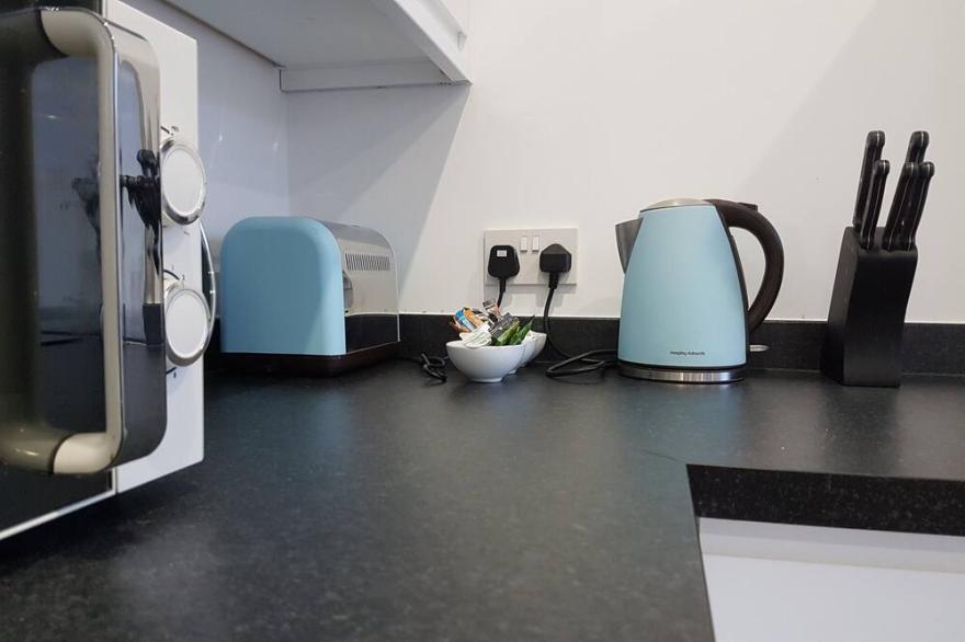 Spacious 2 Bedroom close to station and shopping