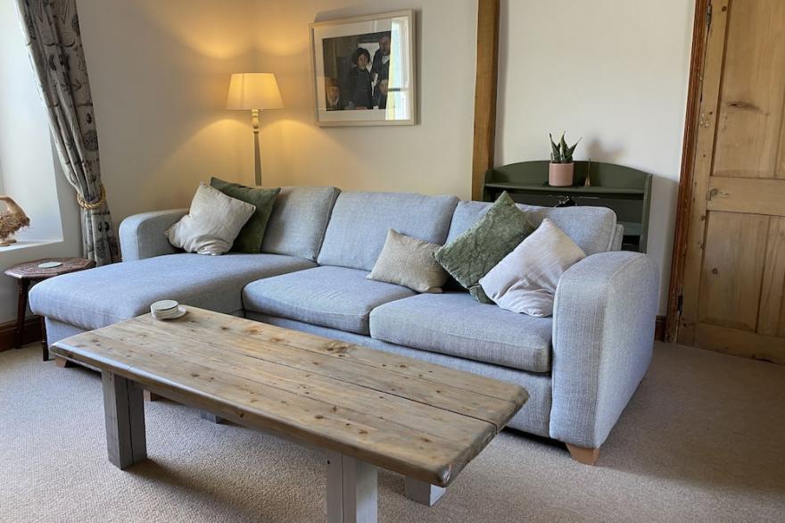 Cosy lakeside cottage in the heart of the village