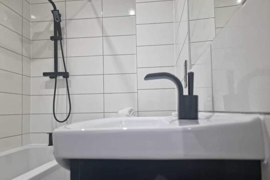Beautiful 2-Bedroom Apartment with Parking