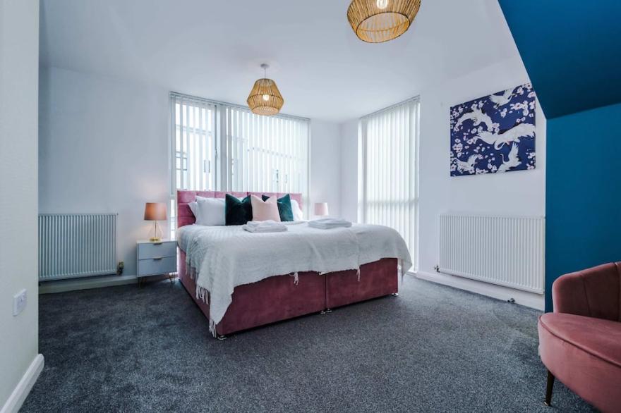 R&R 4Bed Townhouse 5mins to City (Secure Parking)
