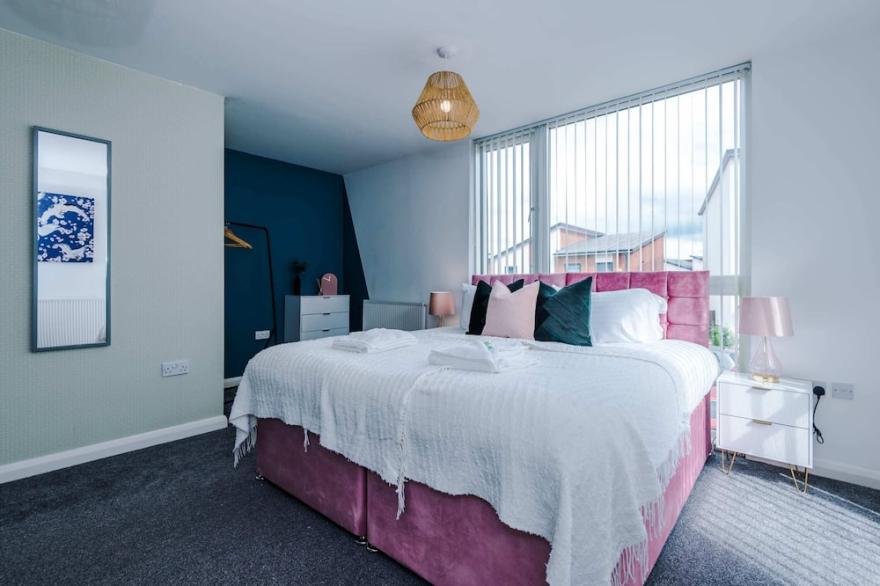 R&R 4Bed Townhouse 5mins to City (Secure Parking)