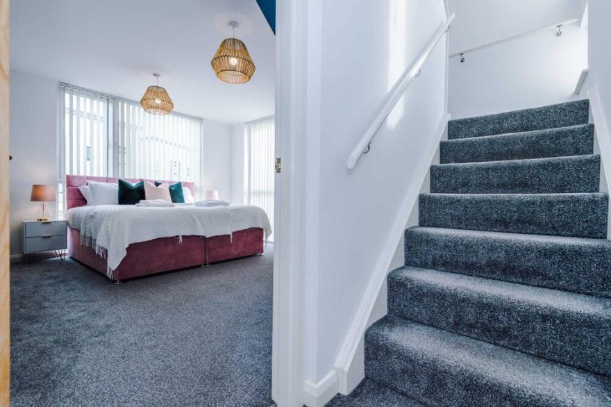 R&R 4Bed Townhouse 5mins to City (Secure Parking)