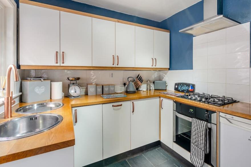 3 bedroom accommodation in Dartmouth