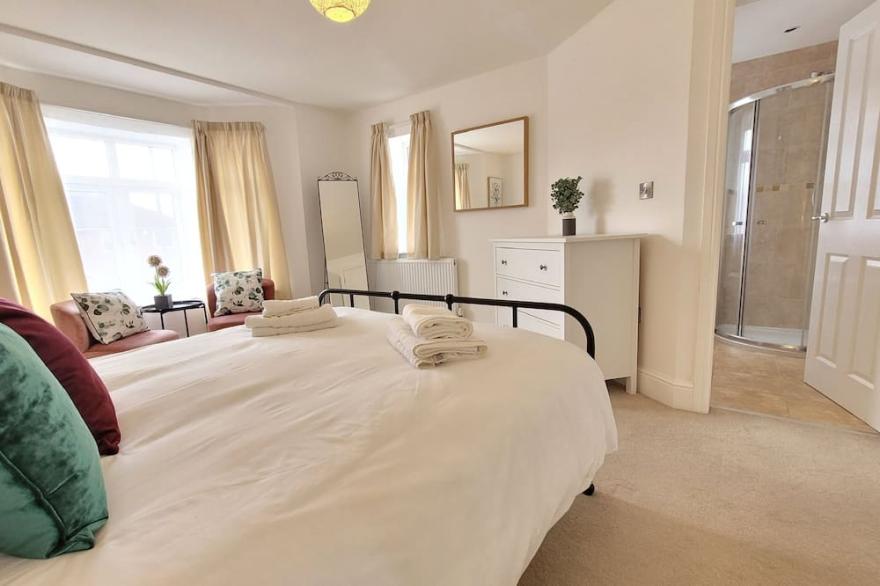 Alba House - Sleeps 8 with 2 Car Parking and Garden - 10 minute stroll into York