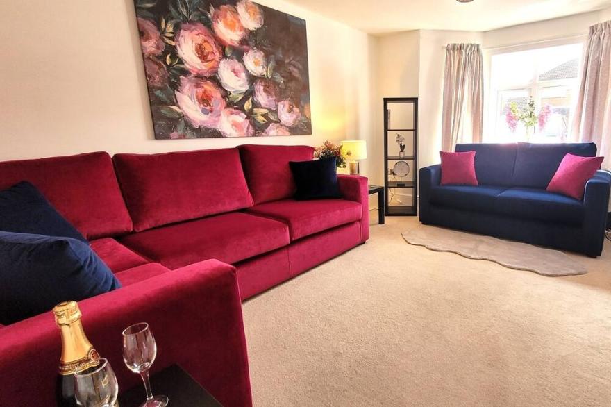 Alba House - Sleeps 8 with 2 Car Parking and Garden - 10 minute stroll into York