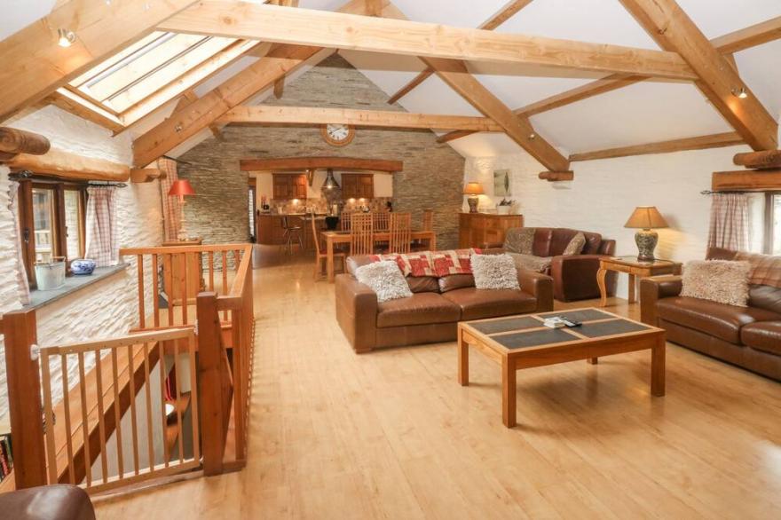 COWSLIP BARN, pet friendly, character holiday cottage in Dittisham