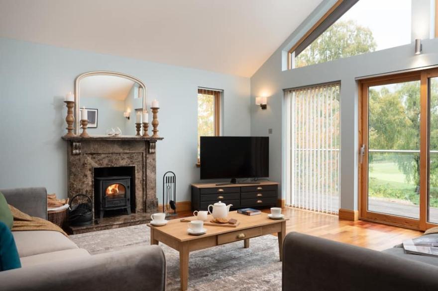 sleeps 6 in 1 double bedroom, 1 twin (or superking), 1 full size bunk bed.