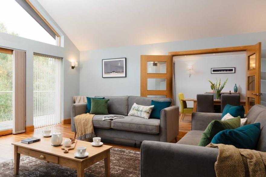 sleeps 6 in 1 double bedroom, 1 twin (or superking), 1 full size bunk bed.