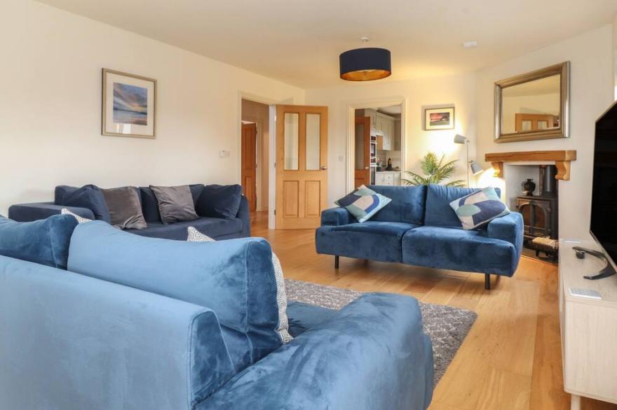 WHIN HILL COTTAGE, pet friendly, character holiday cottage in Craster