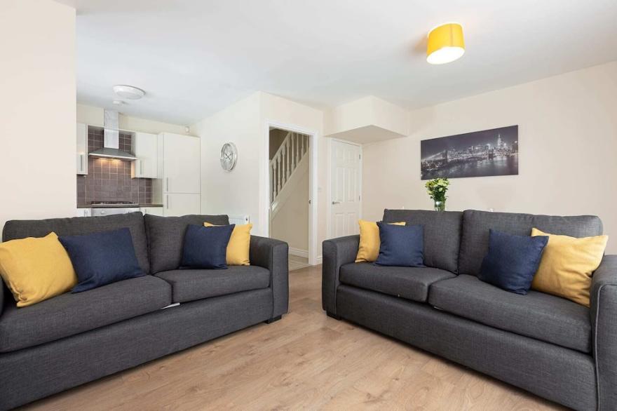 Oxheys House | 5 Bedrooms Wi-Fi, Private Parking