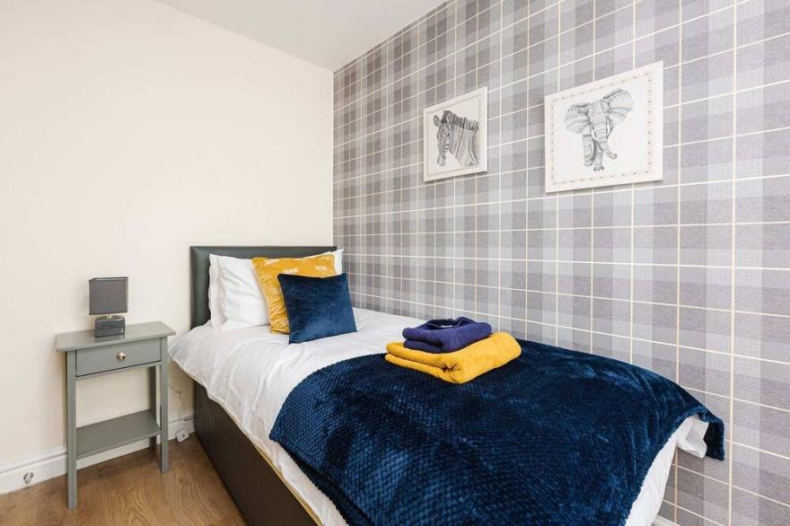 Oxheys House | 5 Bedrooms Wi-Fi, Private Parking
