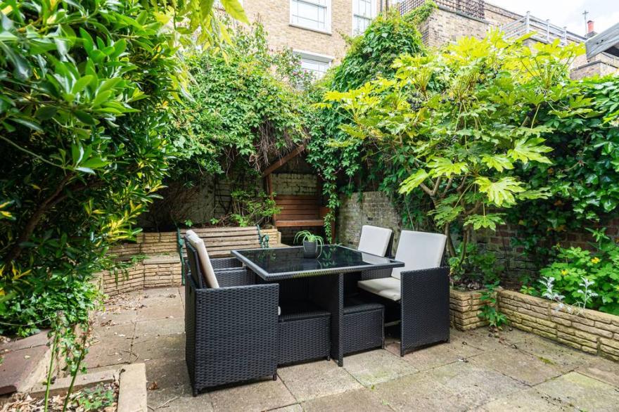 Specious bright Flat with garden in central london
