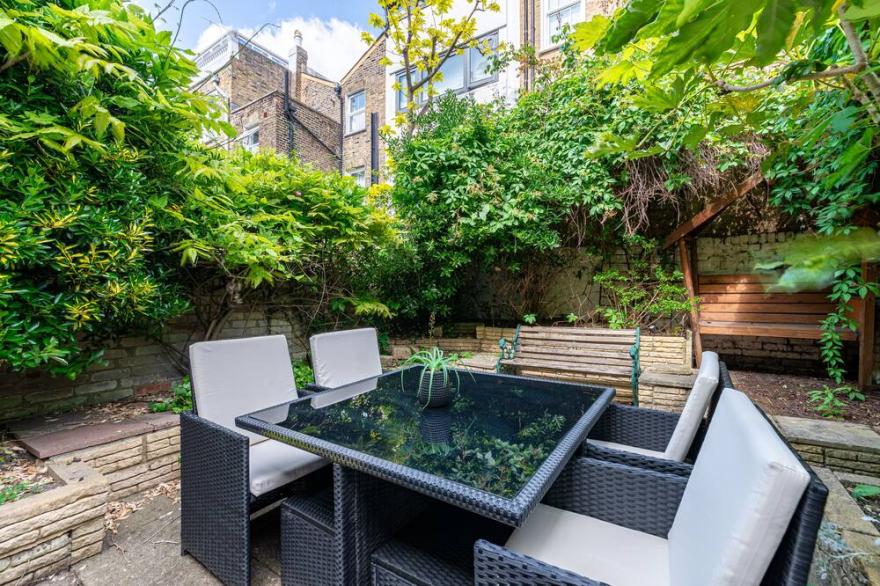 Specious bright Flat with garden in central london