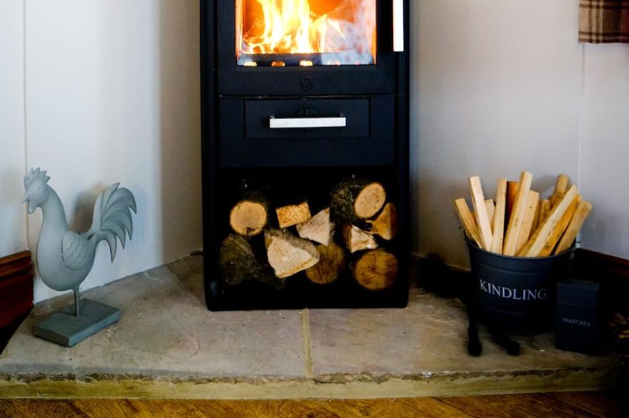 The Hayloft- dog friendly romantic retreat- log burner and lovely rural views