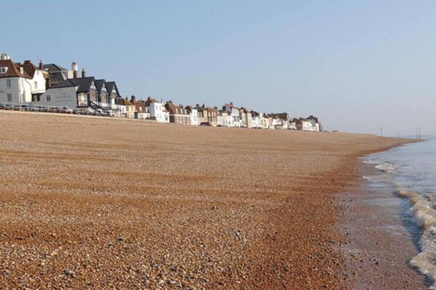 Nelson Cottage in the beautiful Deal