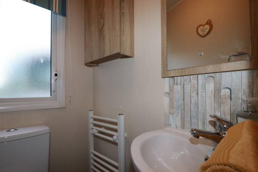 NEPTUNE, pet friendly, country holiday cottage in St Columb Minor