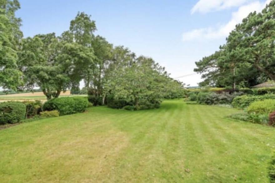 Luxurious 5-Bed House with Pool, Hot Tub & Parking