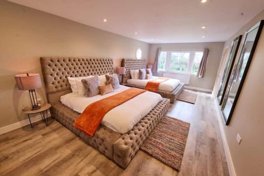 Luxurious 5-Bed House with Pool, Hot Tub & Parking