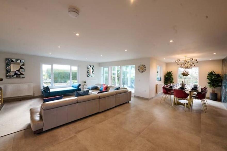 Luxurious 5-Bed House with Pool, Hot Tub & Parking