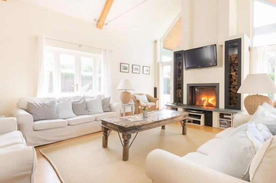 RAGLEIGHS, pet friendly, with open fire in Daymer Bay