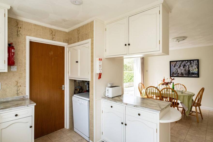 BAHARI, family friendly, with a garden in Rock