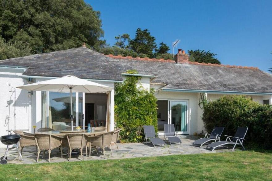 CARN DU 1, pet friendly, country holiday cottage in Rock