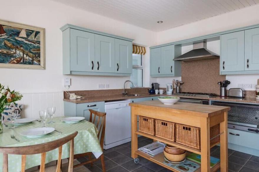 CARN DU 1, pet friendly, country holiday cottage in Rock