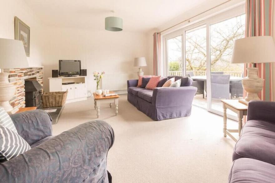 PORTHILLY BROOK, pet friendly, with open fire in Rock