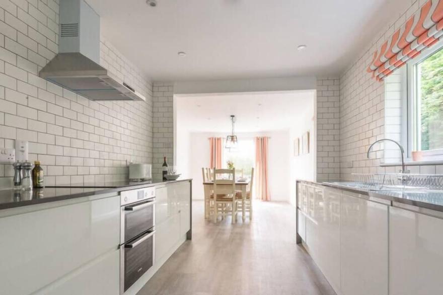 PORTHILLY BROOK, pet friendly, with open fire in Rock