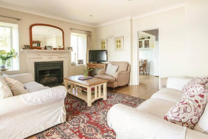 LITTLE STRAND, pet friendly, country holiday cottage in Rock