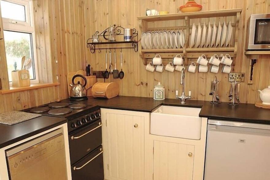 CARTWAY CABIN, family friendly, with a garden in Port Isaac