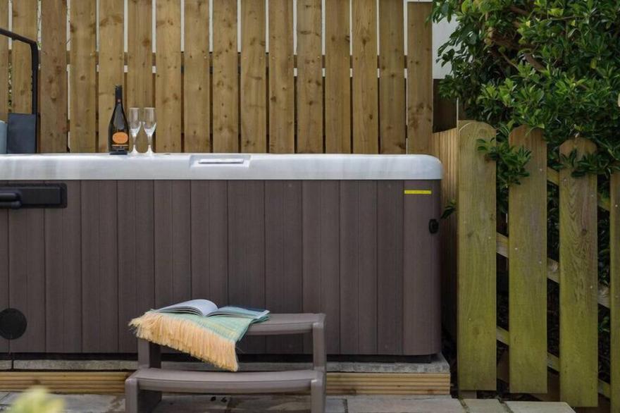 WESTRAY HOUSE, pet friendly, with hot tub in Polzeath