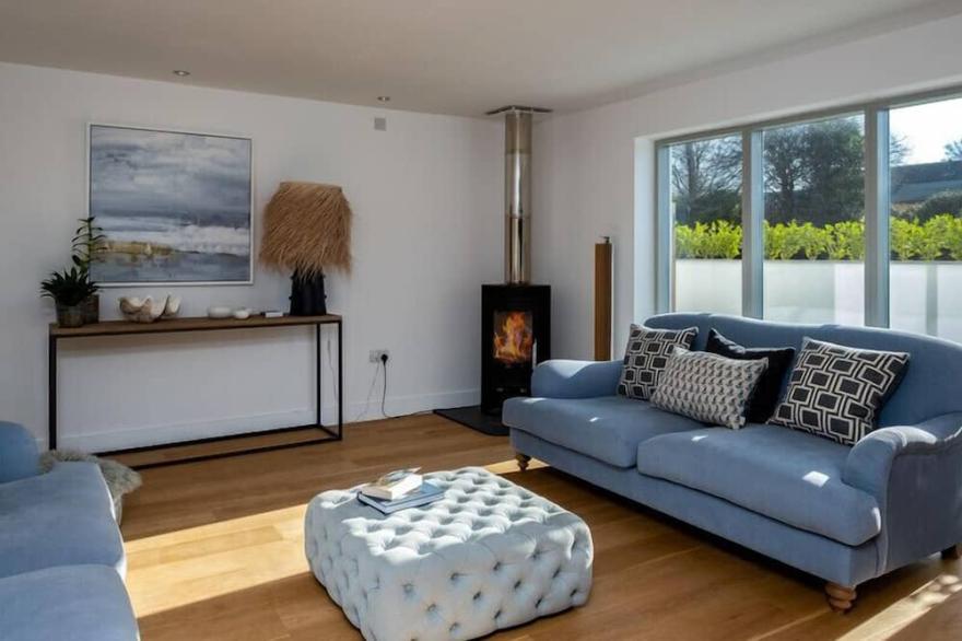 SEASTAR, pet friendly, with hot tub in Rock