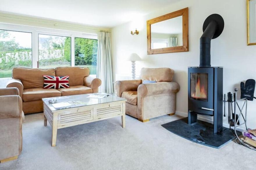 FLAAD HOUSE, family friendly, with open fire in Rock