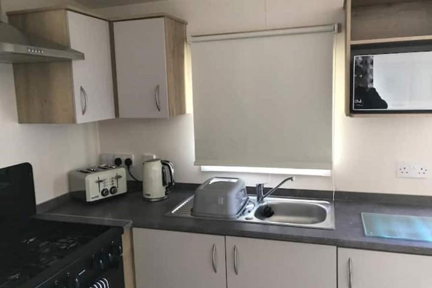 Comfy 3-bed Caravan @ Newquay Holiday Park