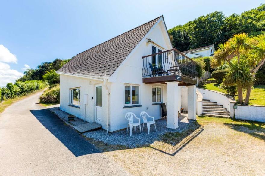 BAYWATCH SANDS, pet friendly, country holiday cottage in Polzeath