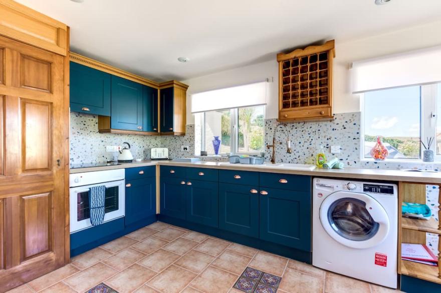 BAYWATCH SANDS, pet friendly, country holiday cottage in Polzeath