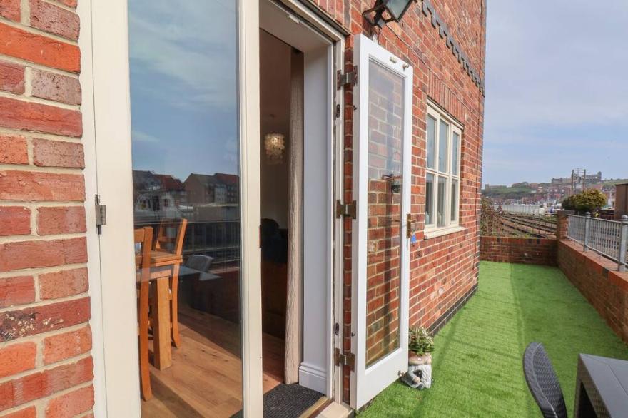 THE RAILWAY RETREAT, pet friendly, with a garden in Whitby