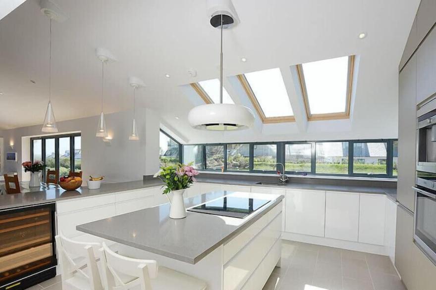 THE CREST, family friendly, with a garden in Polzeath