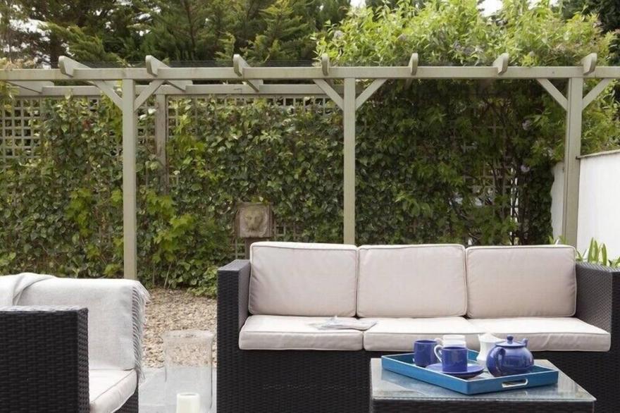 CHERRYTREES, family friendly, with hot tub in Rock