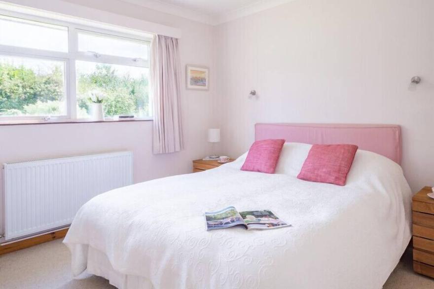 ROSEVALLEN, pet friendly, with a garden in Daymer Bay