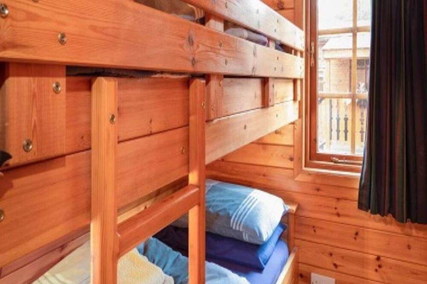 Twa Hoots Lodge -  a lodge that sleeps 4 guests  in 2 bedrooms