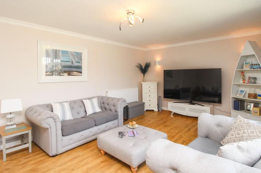 THE WHITE HOUSE, character holiday cottage, with a garden in Weymouth